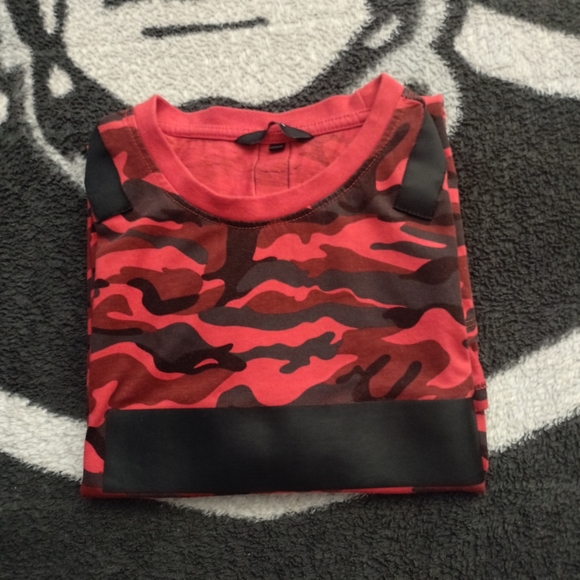 Unbranded Other - Red Camo Tee Size: Medium